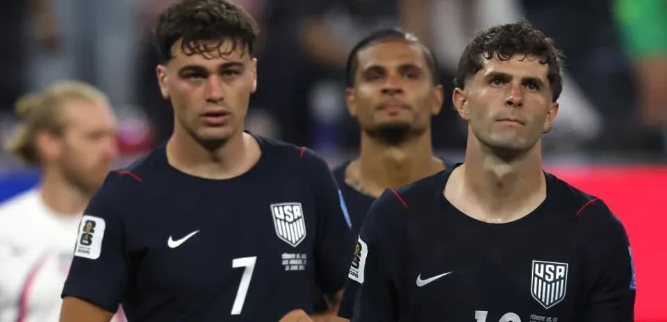 Jugadores de Estados Unidos saliendo del campo tras partido Jugadores de Estados Unidos saliendo del campo tras partido