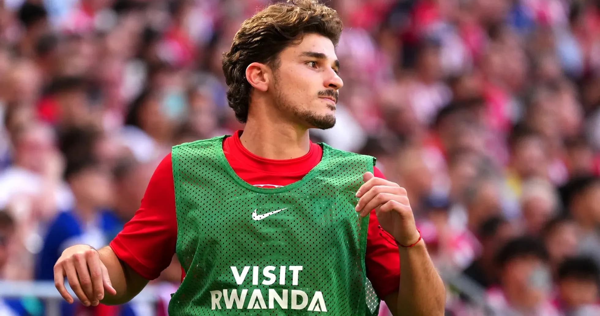 Jugador en el banquillo con camiseta de calentamiento Jugador en el banquillo con camiseta de calentamiento