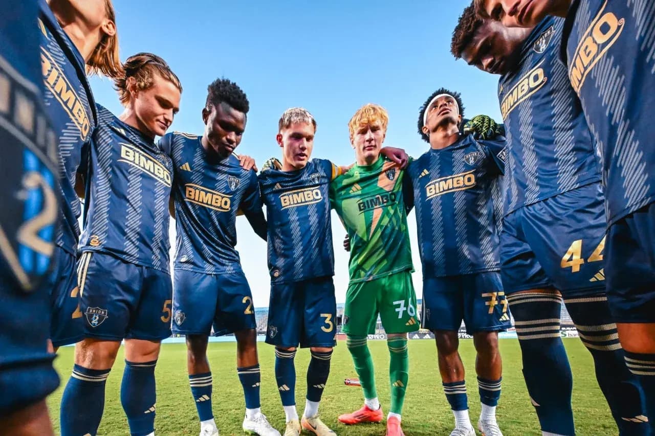 Jugadores del Philadelphia Union II en círculo Jugadores del Philadelphia Union II en círculo