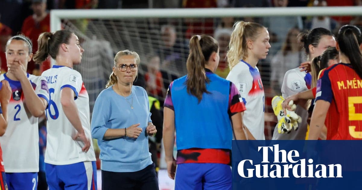 Entrenadora y jugadoras tras el partido de fútbol Entrenadora y jugadoras tras el partido de fútbol
