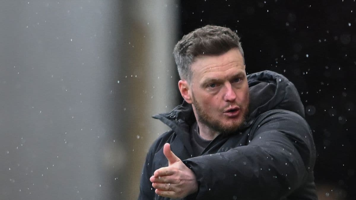 Entrenador dando instrucciones durante el partido Entrenador dando instrucciones durante el partido