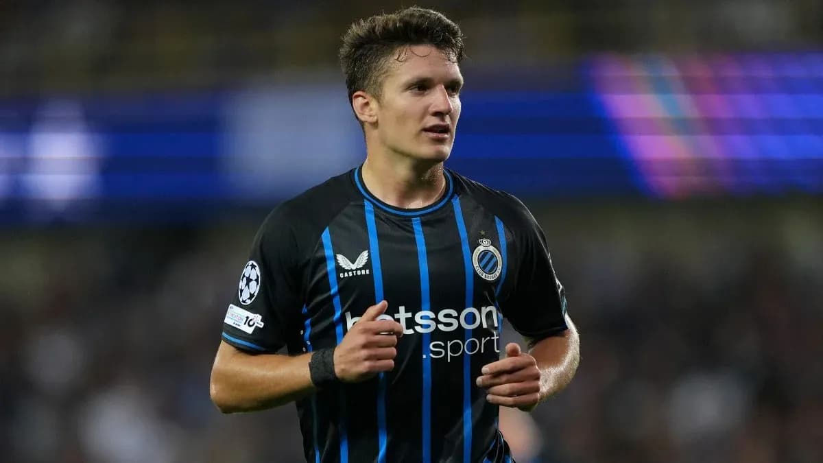 Jugador de Club Brugge durante un partido de fútbol Jugador de Club Brugge durante un partido de fútbol