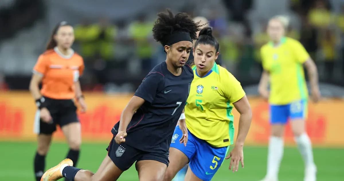 Jugadora de EE. UU. driblando ante jugadora de Brasil Jugadora de EE. UU. driblando ante jugadora de Brasil