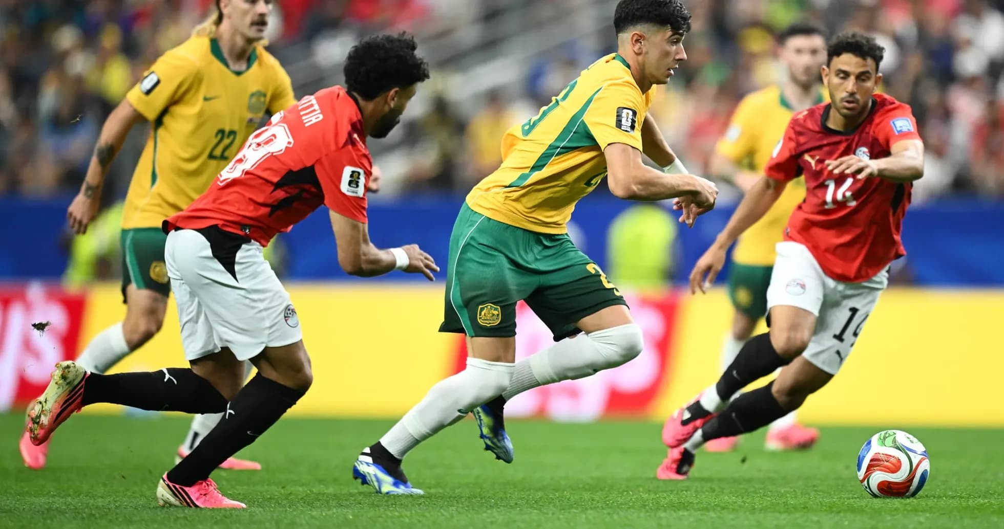 Australia y Egipto compiten por el balón Australia y Egipto compiten por el balón