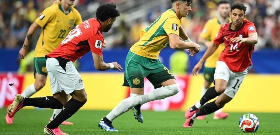 Australia y Egipto compiten por el balón Australia y Egipto compiten por el balón