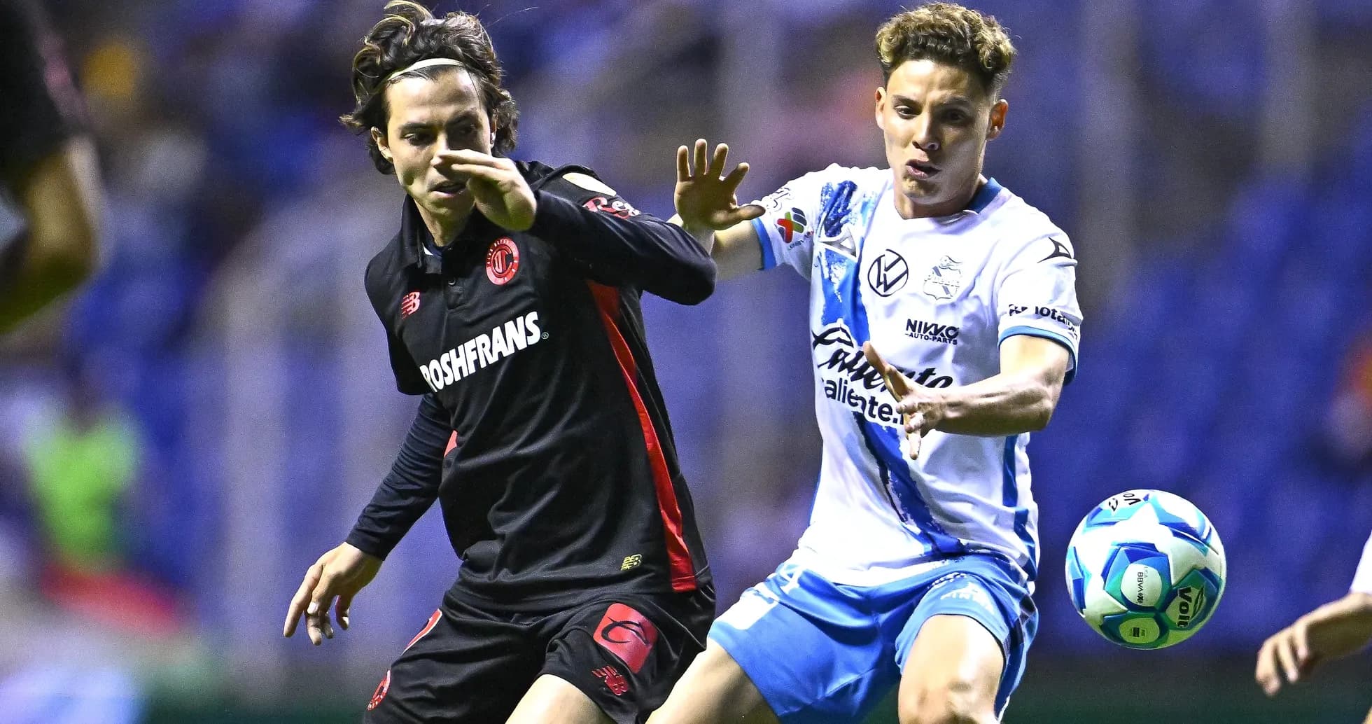 Jugadores de Puebla y Toluca en acción durante el partido Jugadores de Puebla y Toluca en acción durante el partido