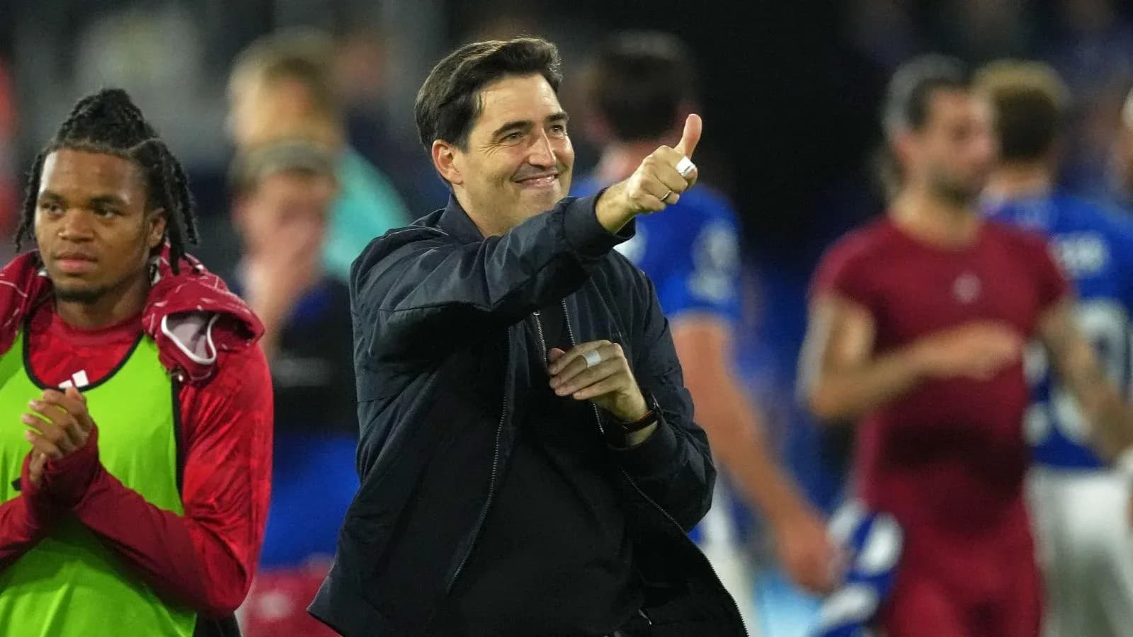 Entrenador saludando con pulgar arriba tras el partido Entrenador saludando con pulgar arriba tras el partido