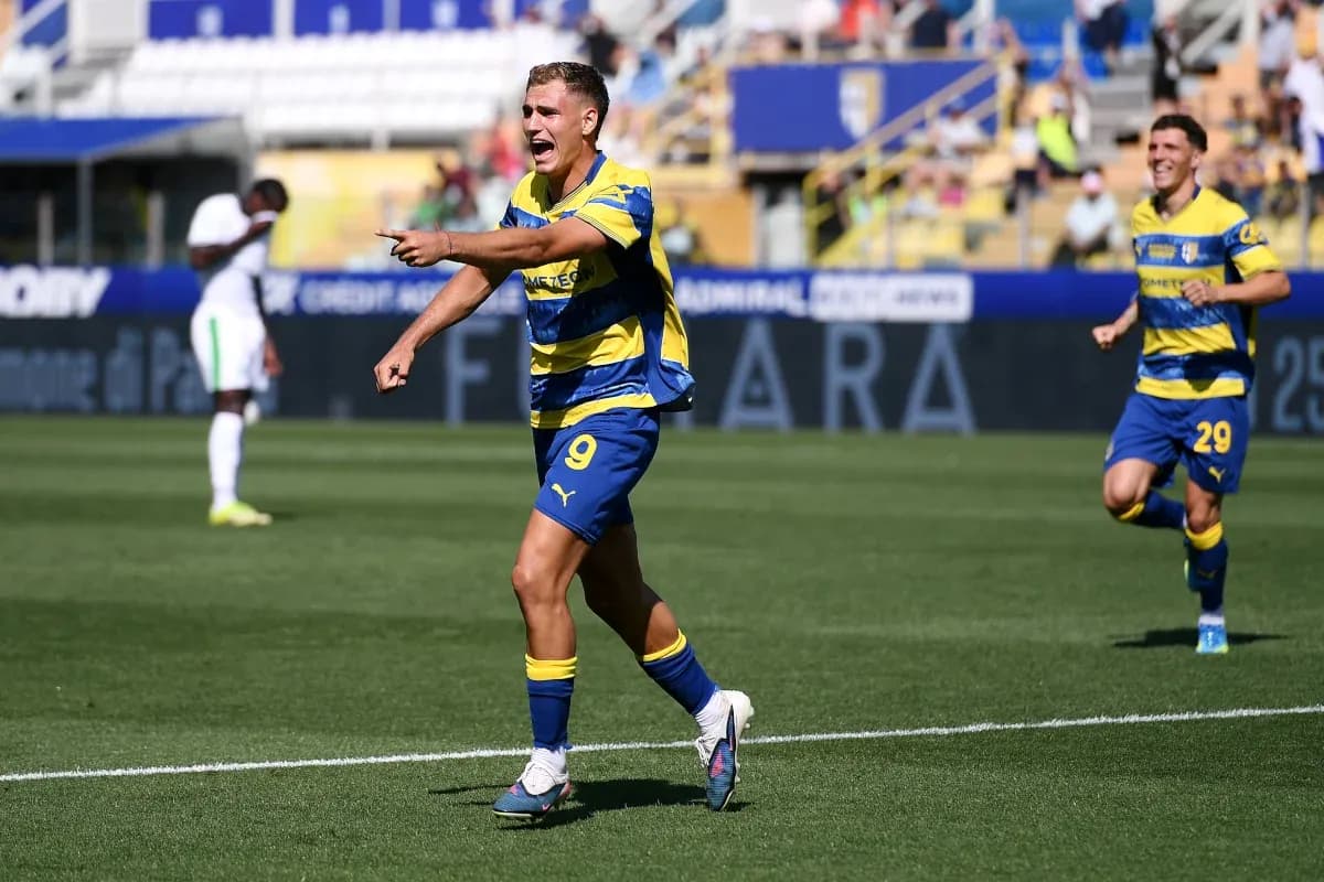 Jugador de Parma celebrando un gol Jugador de Parma celebrando un gol