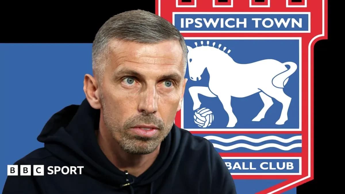 Entrenador de Ipswich Town durante una entrevista Entrenador de Ipswich Town durante una entrevista