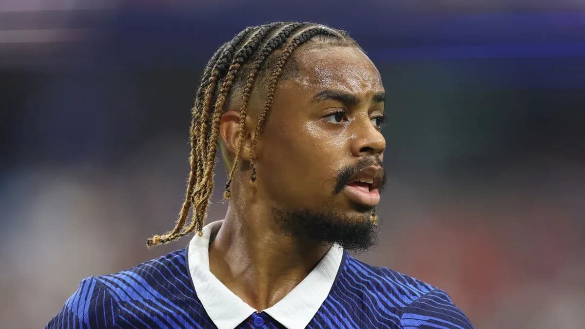 Jugador de fútbol con trenzas en el campo Jugador de fútbol con trenzas en el campo