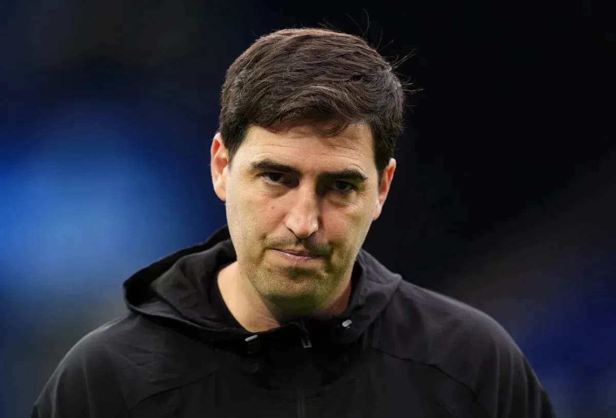 Entrenador mirando hacia abajo en el campo Entrenador mirando hacia abajo en el campo