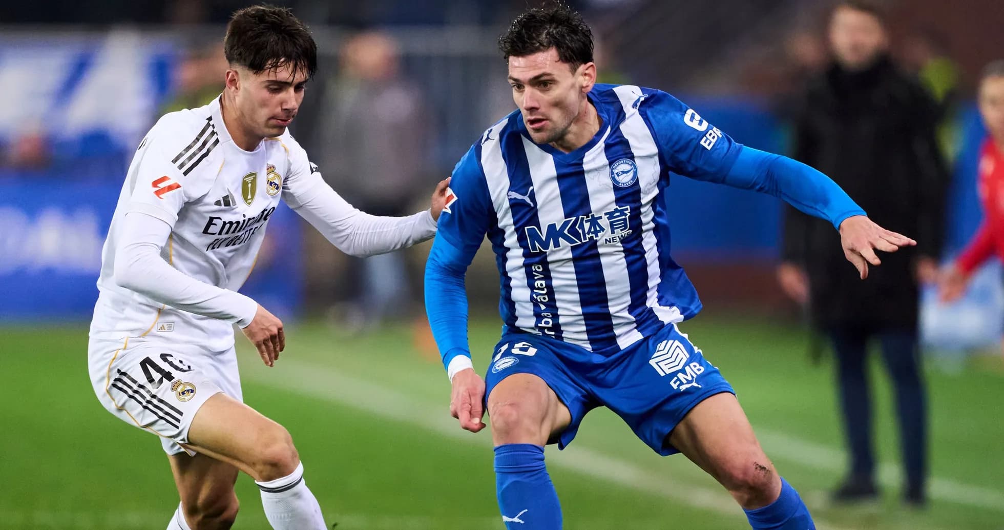 Jugadores de Alavés y Real Madrid compitiendo por el balón Jugadores de Alavés y Real Madrid compitiendo por el balón
