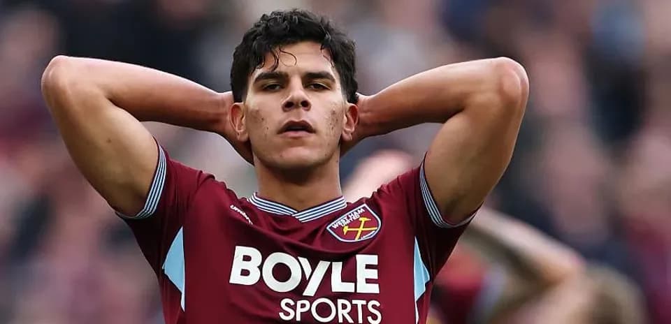 Jugador de West Ham con las manos en la cabeza Jugador de West Ham con las manos en la cabeza