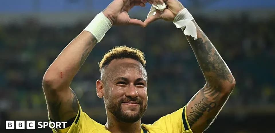 Neymar haciendo un gesto de corazón en el campo Neymar haciendo un gesto de corazón en el campo