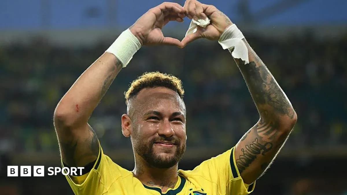 Neymar haciendo un gesto de corazón en el campo Neymar haciendo un gesto de corazón en el campo