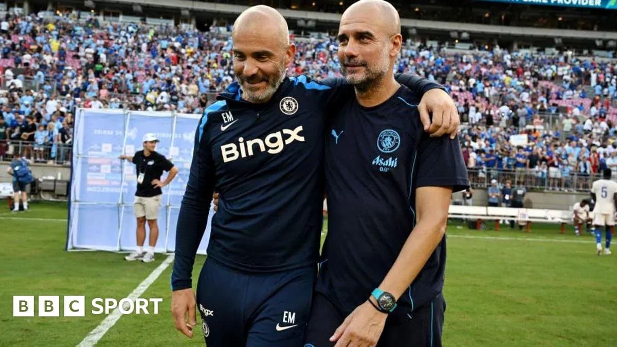 Entrenadores abrazándose en el campo de fútbol Entrenadores abrazándose en el campo de fútbol