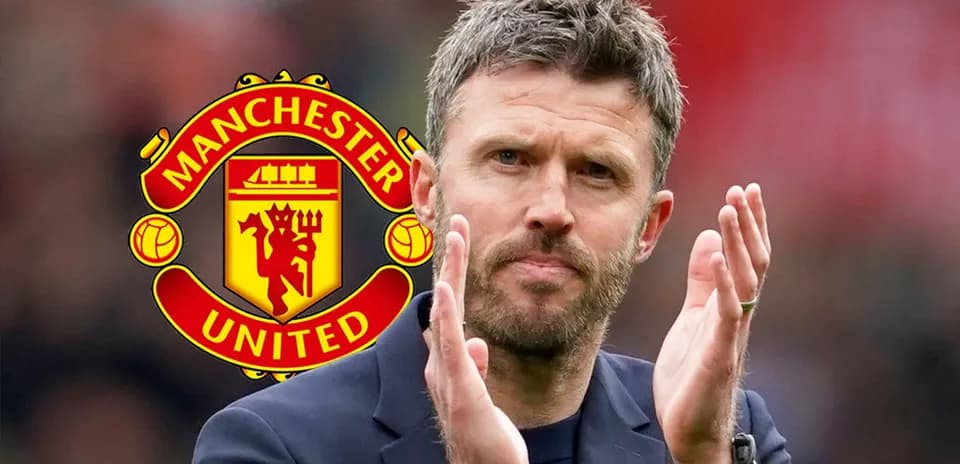 Entrenador aplaudiendo frente al logo de Manchester United Entrenador aplaudiendo frente al logo de Manchester United
