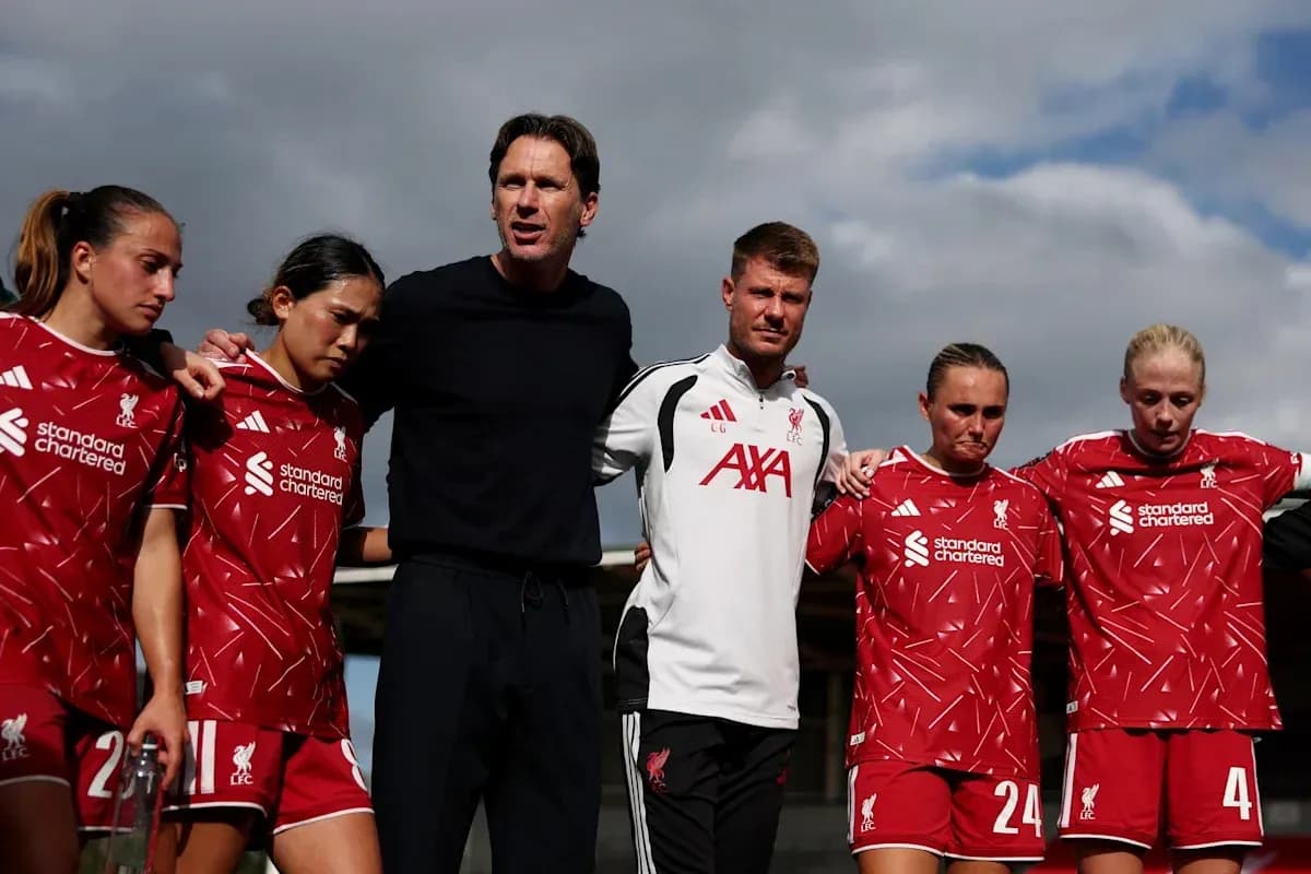 Entrenador y jugadoras de Liverpool en reunión previa al partido Entrenador y jugadoras de Liverpool en reunión previa al partido