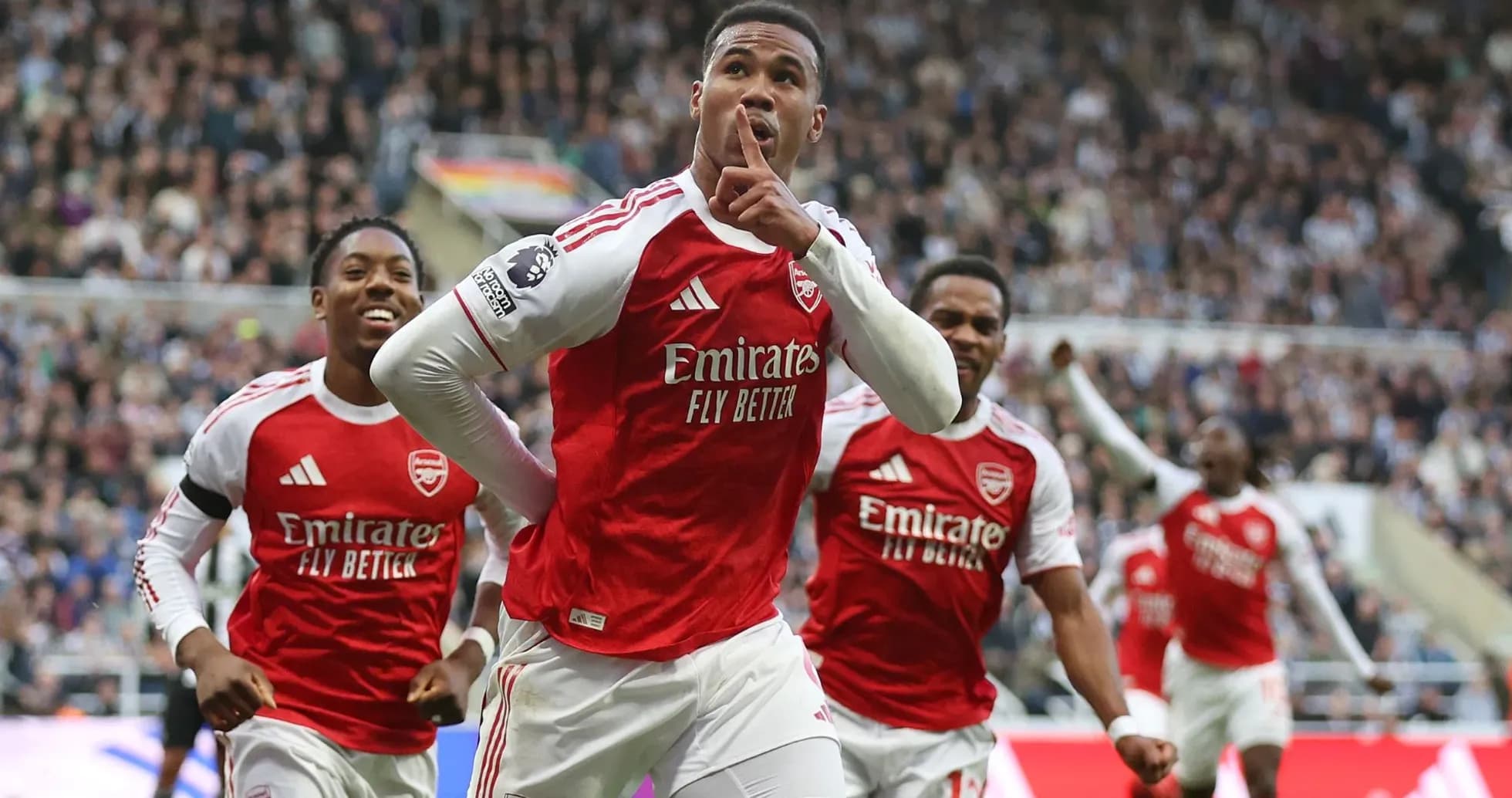 Jugador de Arsenal celebrando gol con compañeros Jugador de Arsenal celebrando gol con compañeros