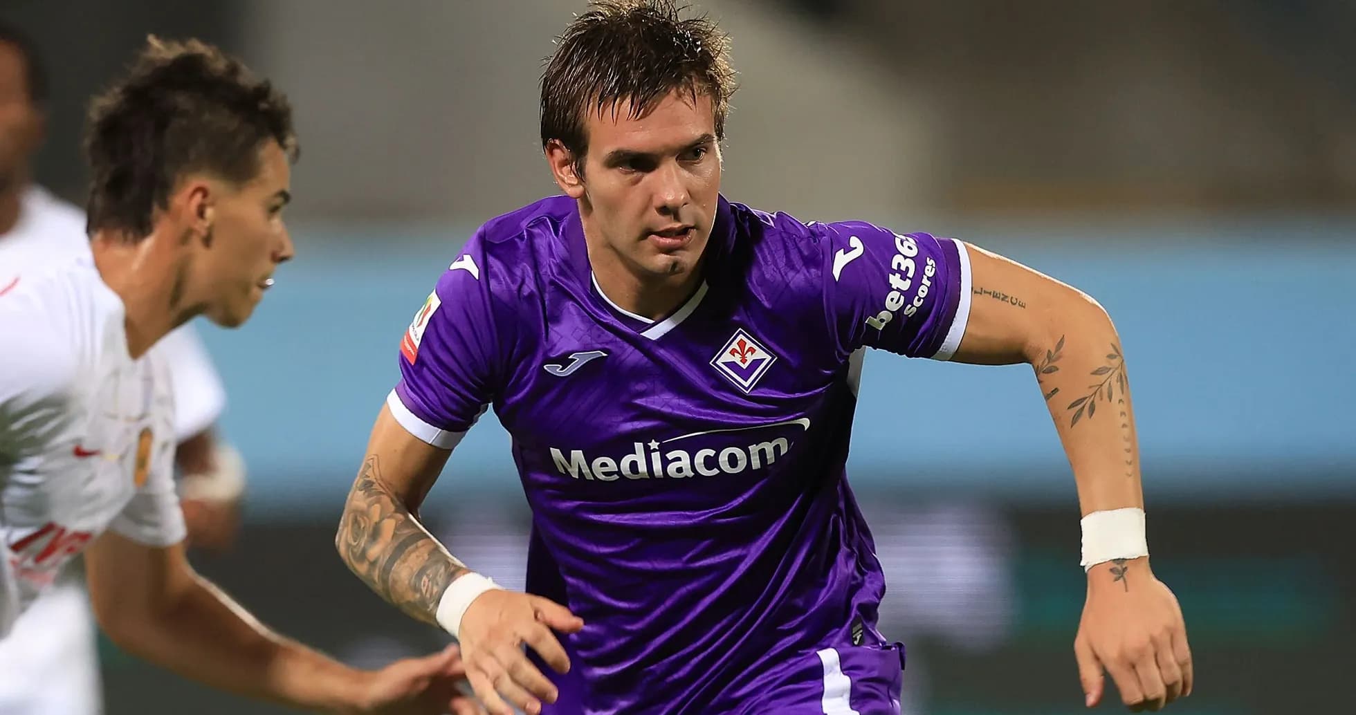 Jugador de Fiorentina corriendo durante un partido Jugador de Fiorentina corriendo durante un partido