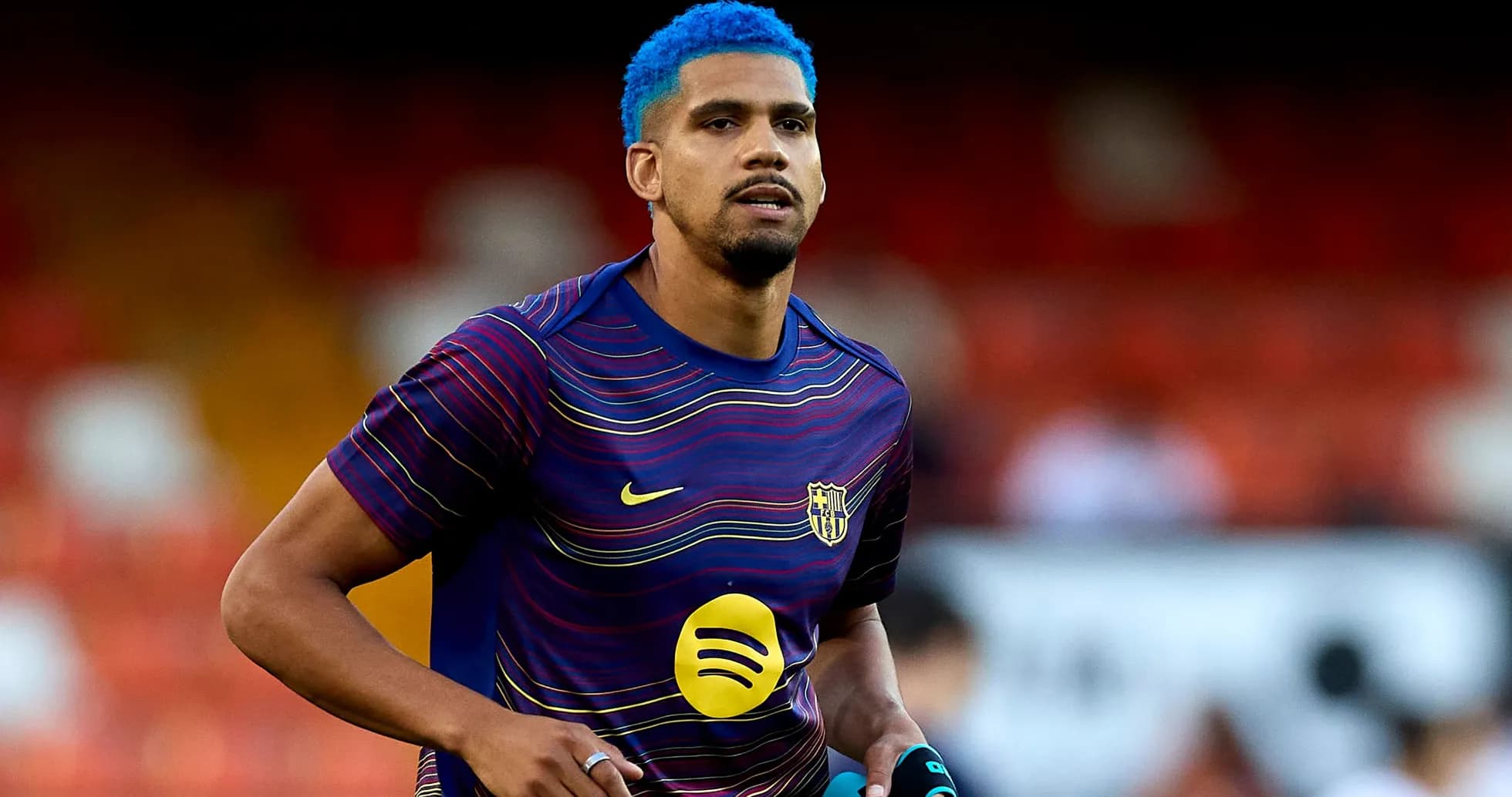 Jugador con cabello azul en calentamiento previo Jugador con cabello azul en calentamiento previo