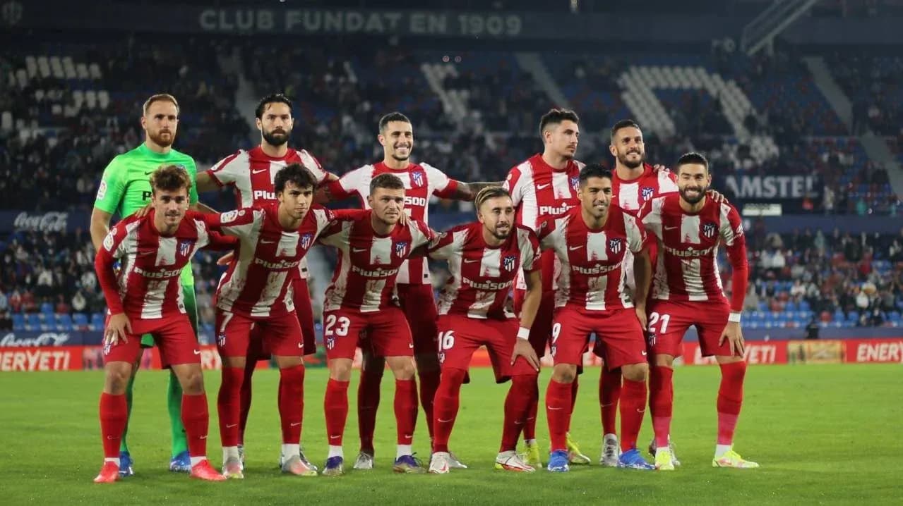 Equipo del Atlético de Madrid posando en el campo Equipo del Atlético de Madrid posando en el campo