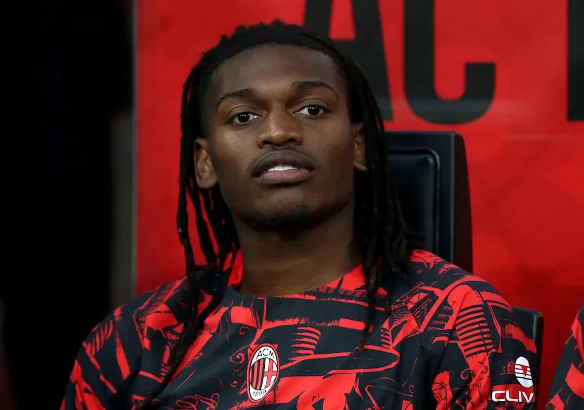 Jugador de AC Milan sentado en el banquillo Jugador de AC Milan sentado en el banquillo