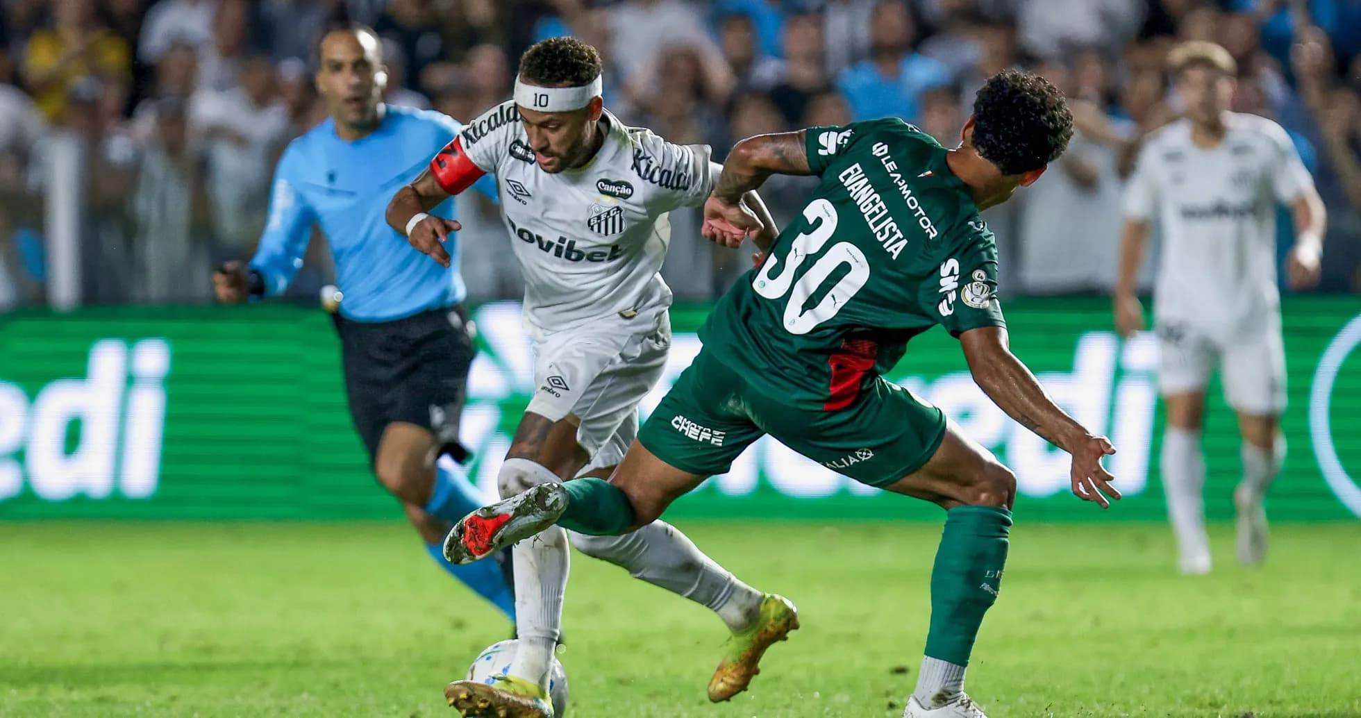 Jugador de Santos driblando a oponente en el partido Jugador de Santos driblando a oponente en el partido