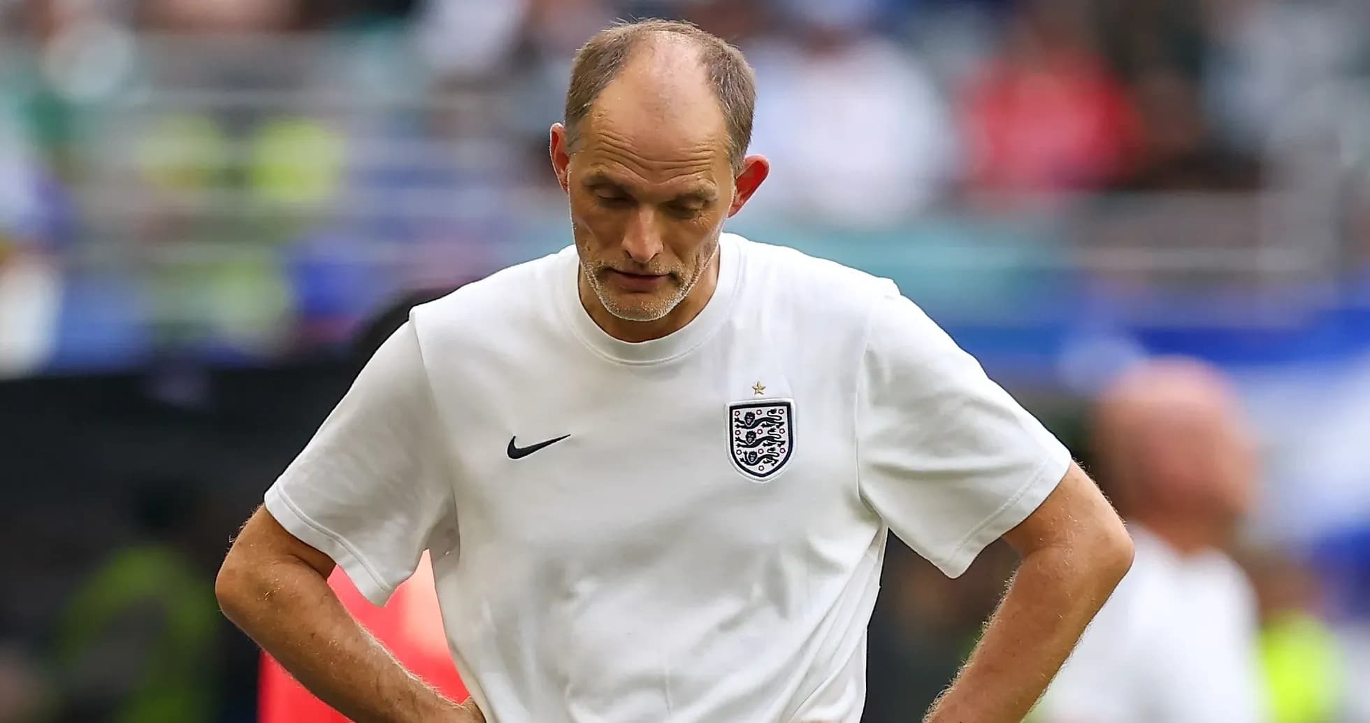 Entrenador de Inglaterra mirando hacia abajo durante el partido Entrenador de Inglaterra mirando hacia abajo durante el partido