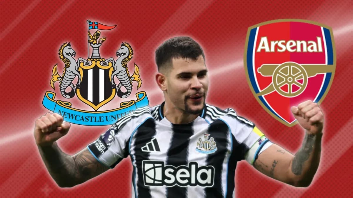 Jugador de Newcastle United con escudos de Newcastle y Arsenal Jugador de Newcastle United con escudos de Newcastle y Arsenal