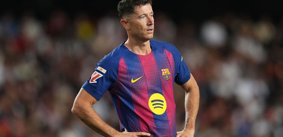 Jugador de Barcelona con camiseta de equipo en el campo Jugador de Barcelona con camiseta de equipo en el campo