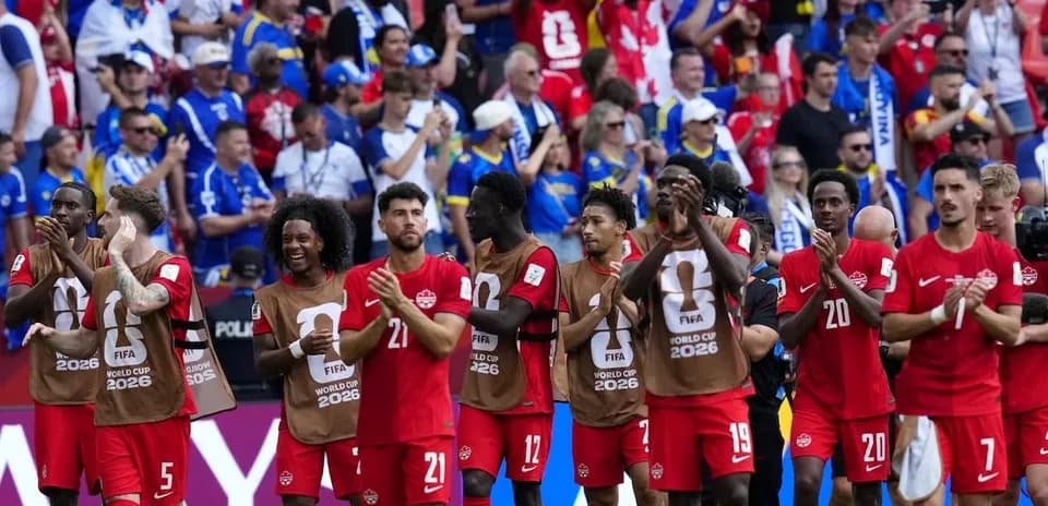 Jugadores de Canadá aplaudiendo a la afición Jugadores de Canadá aplaudiendo a la afición