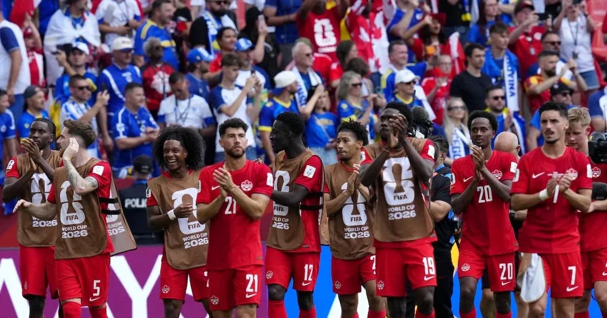 Jugadores de Canadá aplaudiendo a la afición Jugadores de Canadá aplaudiendo a la afición