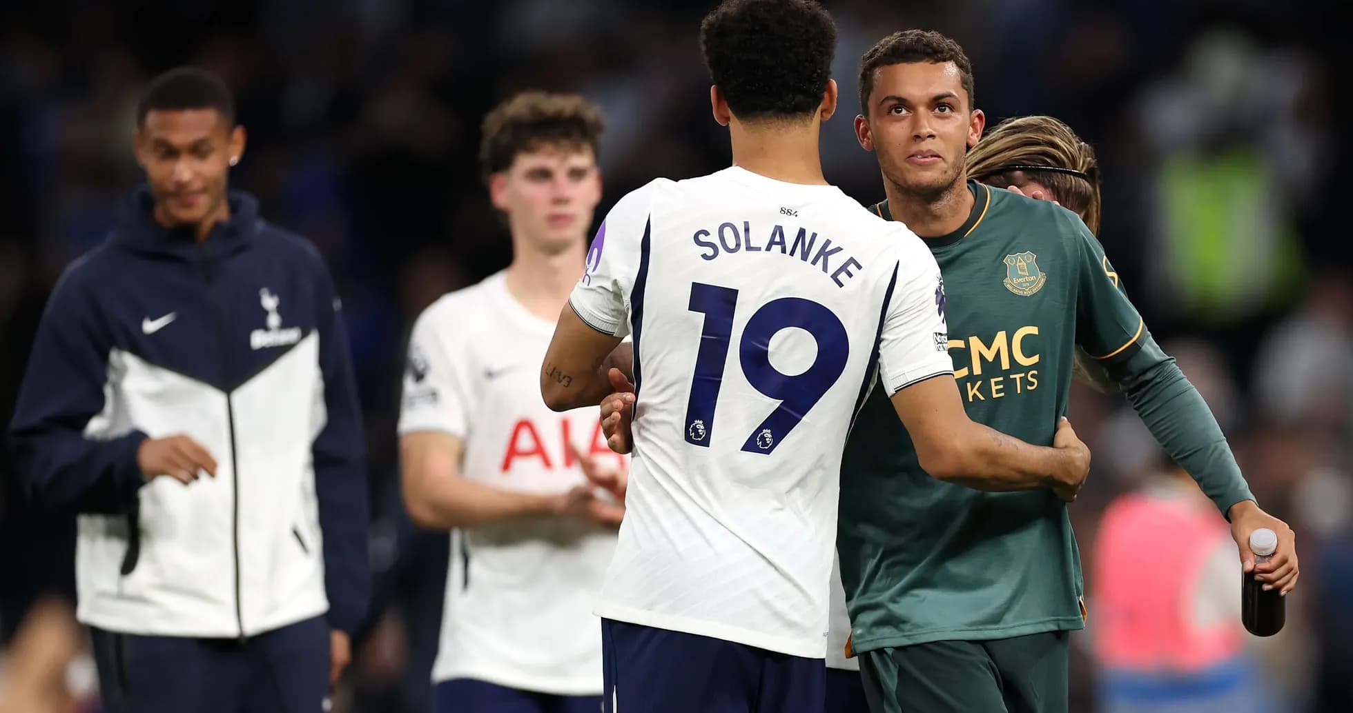 Jugadores de Tottenham y Everton saludándose Jugadores de Tottenham y Everton saludándose