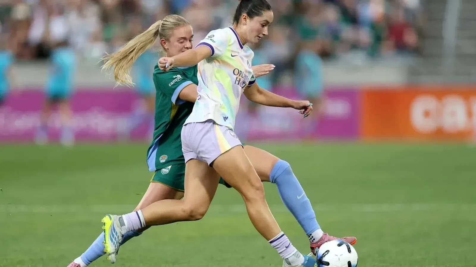 Jugadora de Orlando Pride en acción durante el partido Jugadora de Orlando Pride en acción durante el partido