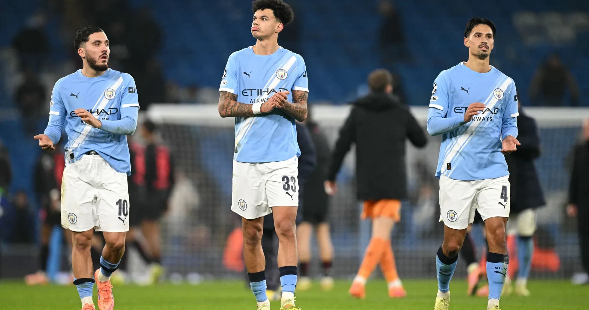 Jugadores de Manchester City saliendo del campo tras partido Jugadores de Manchester City saliendo del campo tras partido