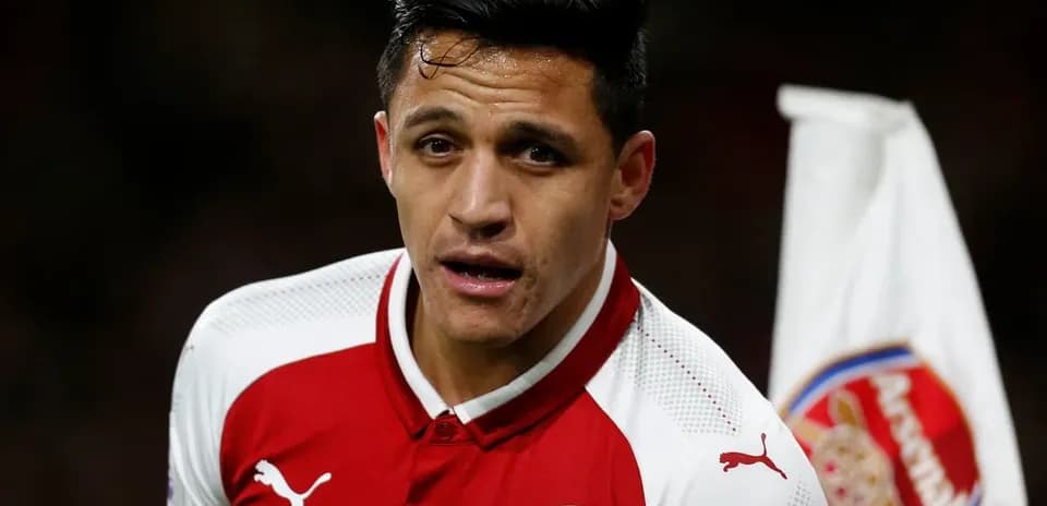 Jugador de Arsenal en el campo durante un partido Jugador de Arsenal en el campo durante un partido
