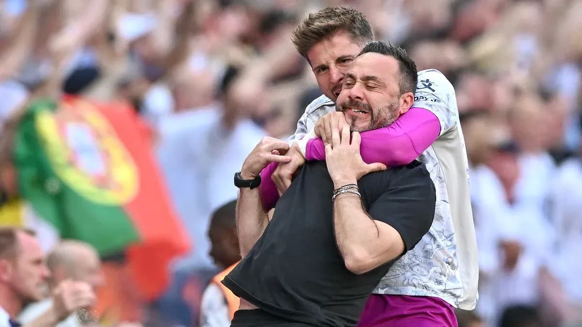 Dos entrenadores abrazándose en celebración durante el partido Dos entrenadores abrazándose en celebración durante el partido