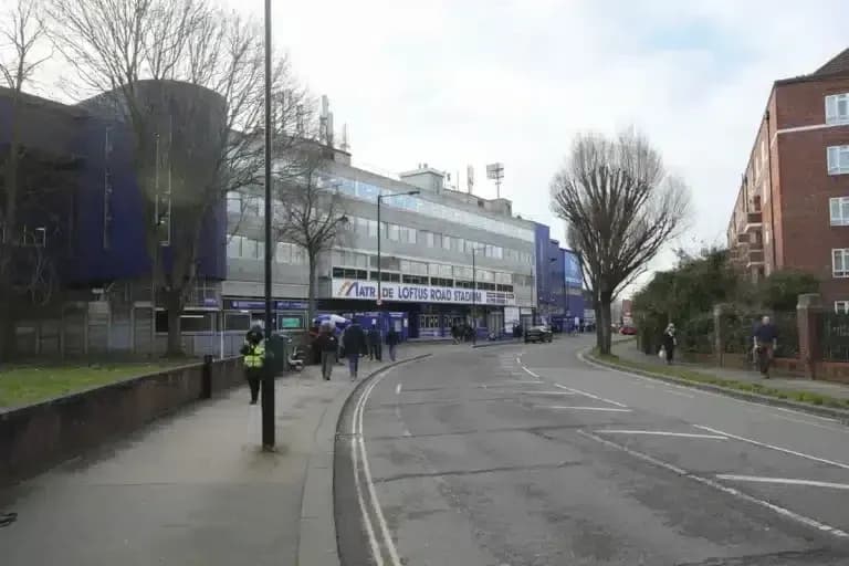 Exterior del estadio Loftus Road en día nublado Exterior del estadio Loftus Road en día nublado