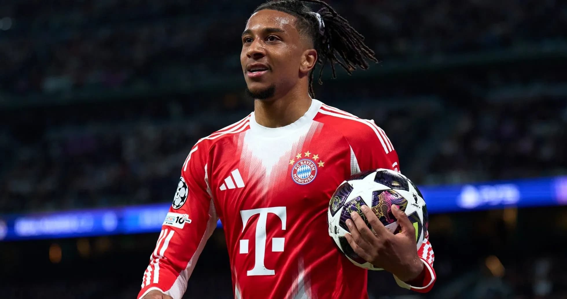 Jugador de Bayern Munich sosteniendo balón durante partido Jugador de Bayern Munich sosteniendo balón durante partido