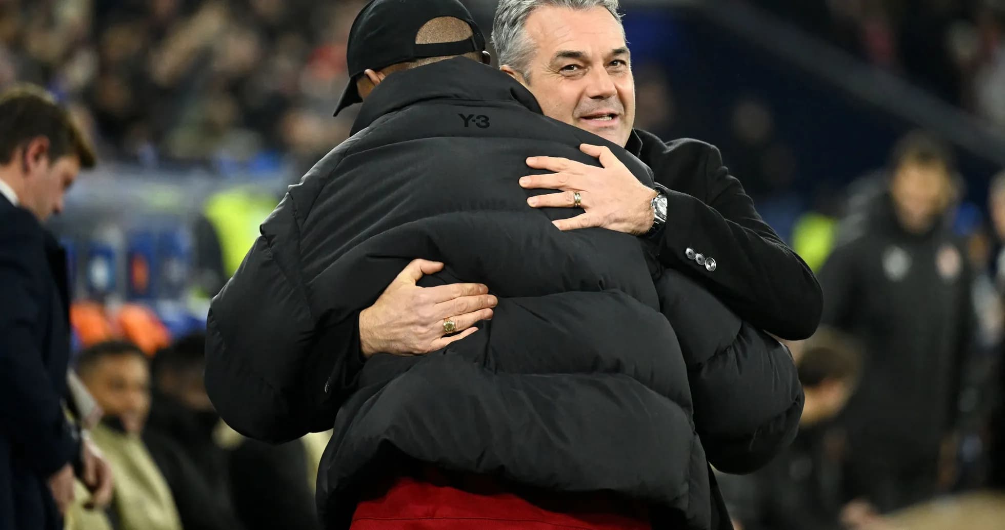 Dos entrenadores abrazándose en el banquillo Dos entrenadores abrazándose en el banquillo