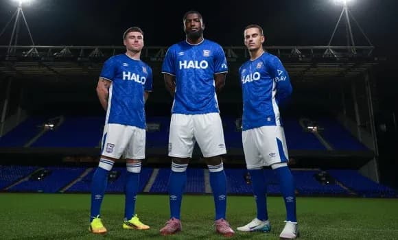 Tres jugadores de Ipswich Town en uniforme azul Tres jugadores de Ipswich Town en uniforme azul