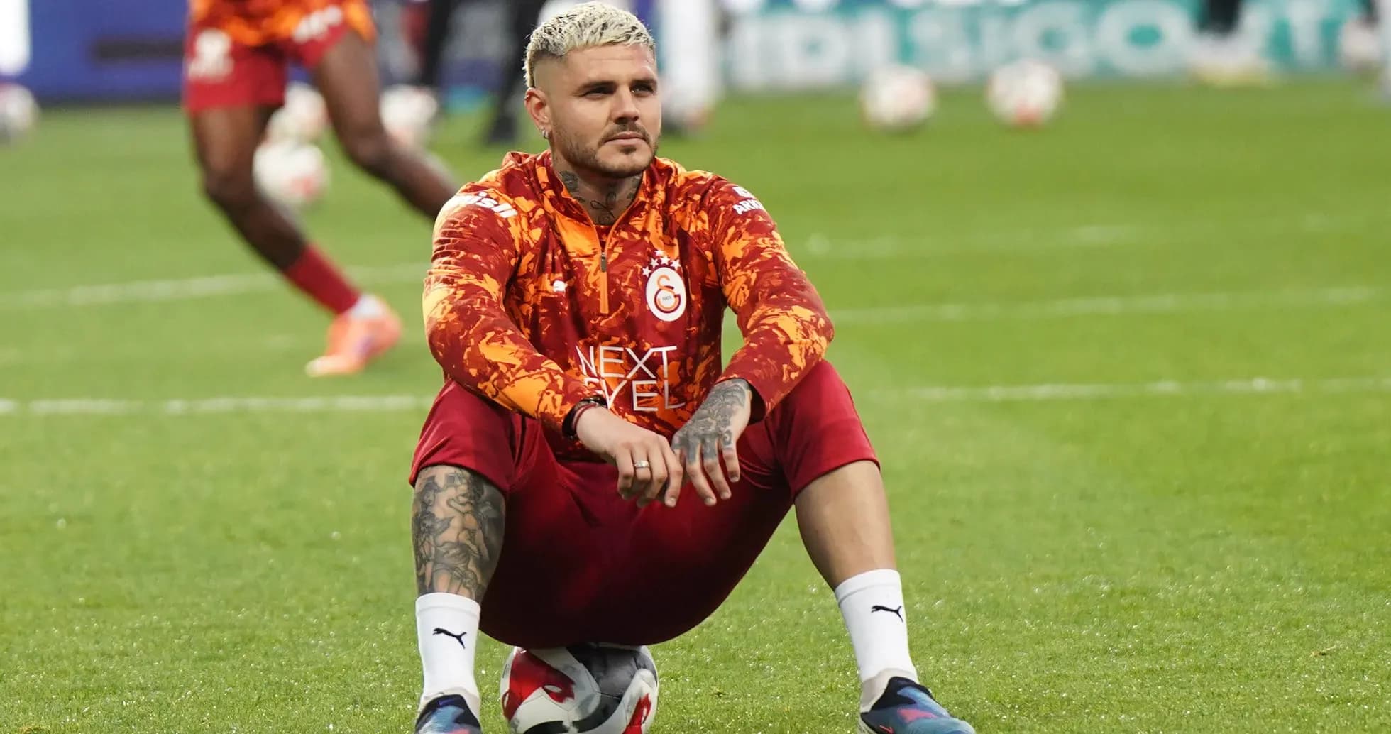 Jugador de Galatasaray sentado en el campo de entrenamiento Jugador de Galatasaray sentado en el campo de entrenamiento