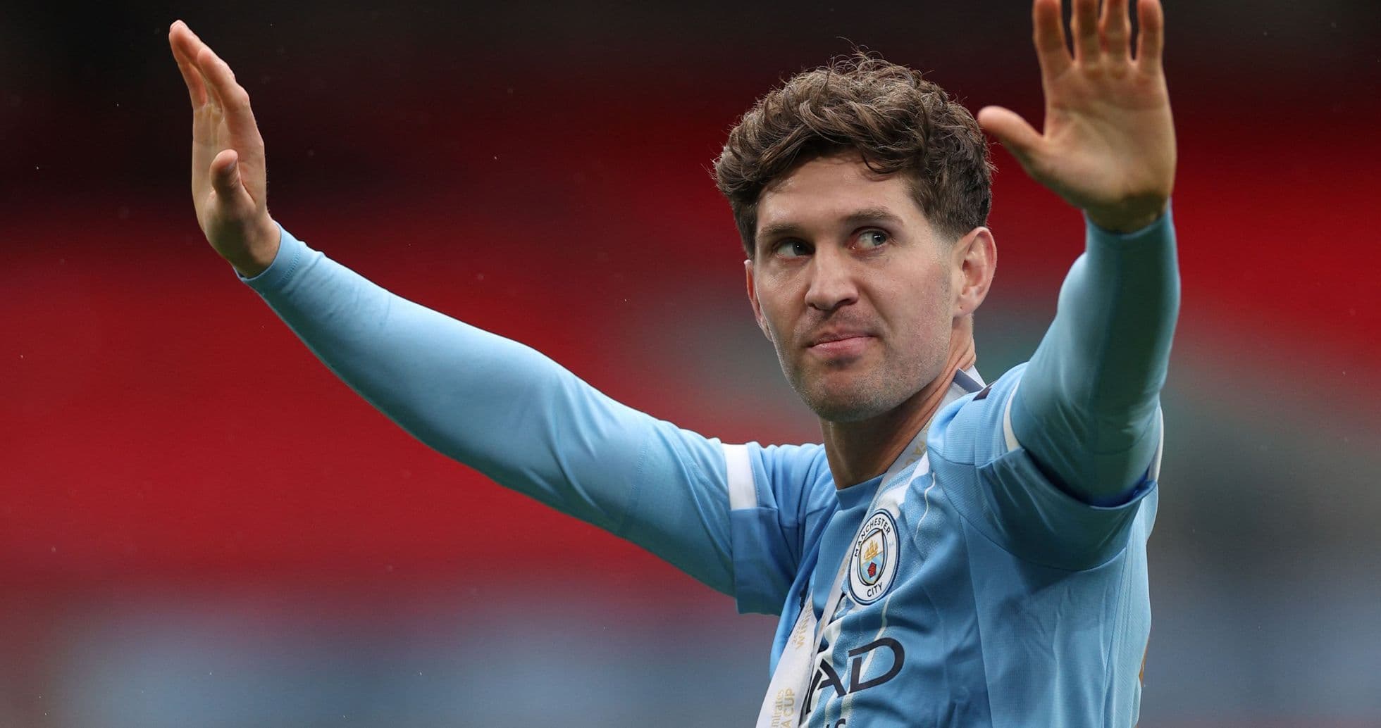 Jugador de Manchester City saludando a la afición Jugador de Manchester City saludando a la afición
