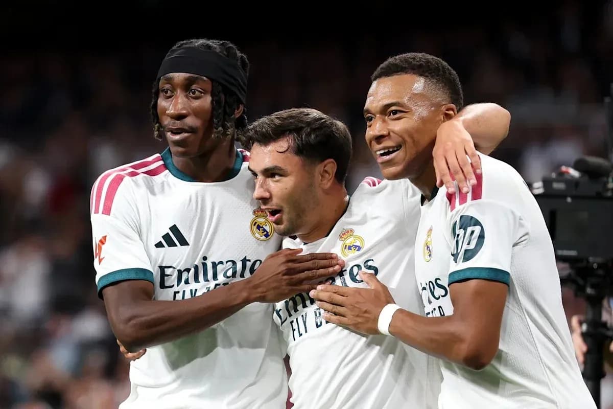 Jugadores del Real Madrid celebrando un gol juntos Jugadores del Real Madrid celebrando un gol juntos
