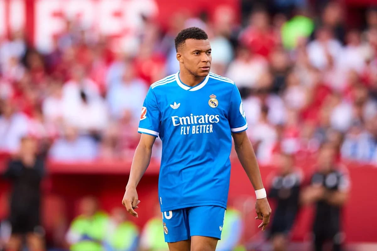 Jugador de Real Madrid en partido de fútbol Jugador de Real Madrid en partido de fútbol