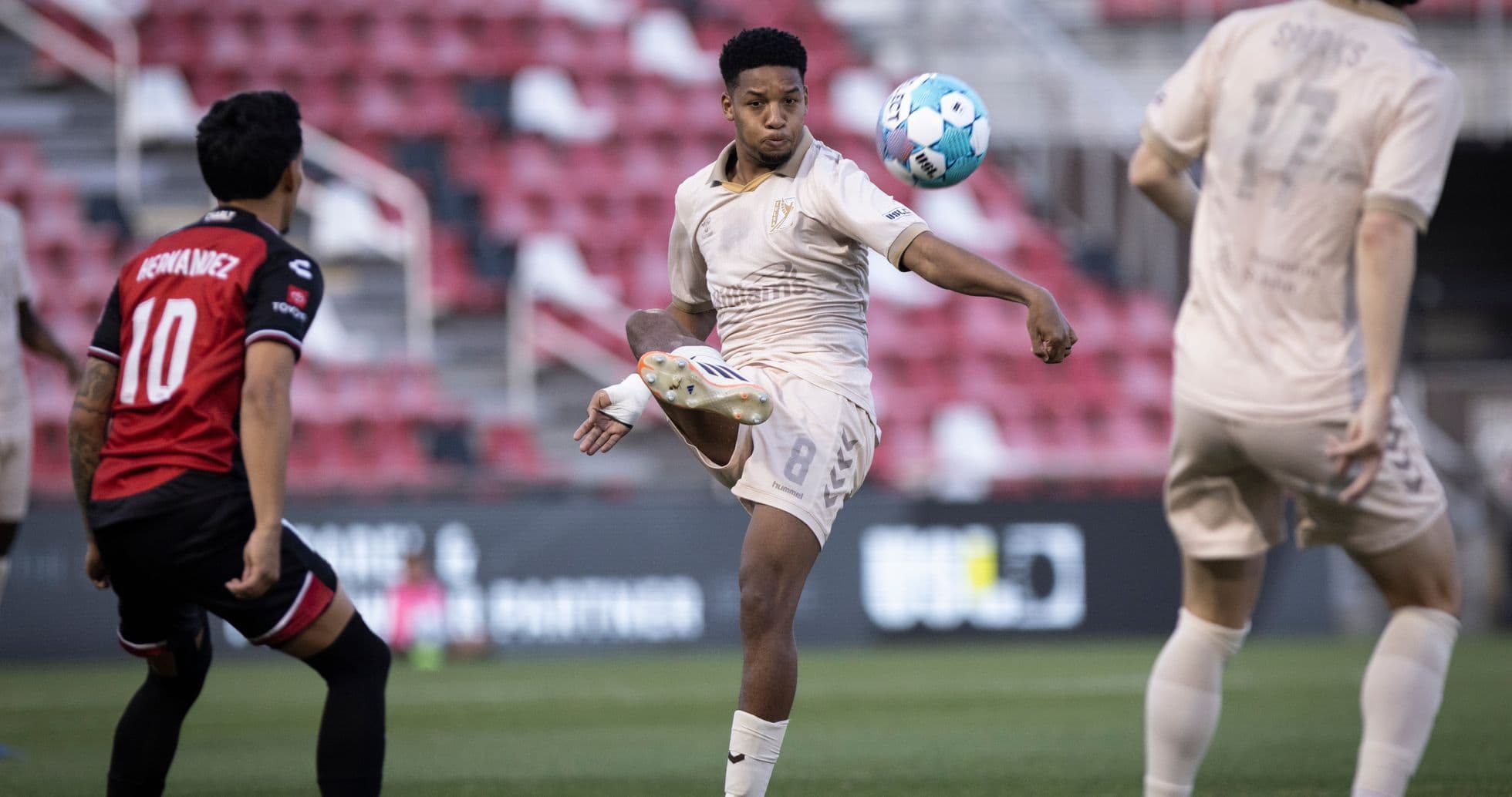 Jugador de Charleston Battery pasa el balón Jugador de Charleston Battery pasa el balón