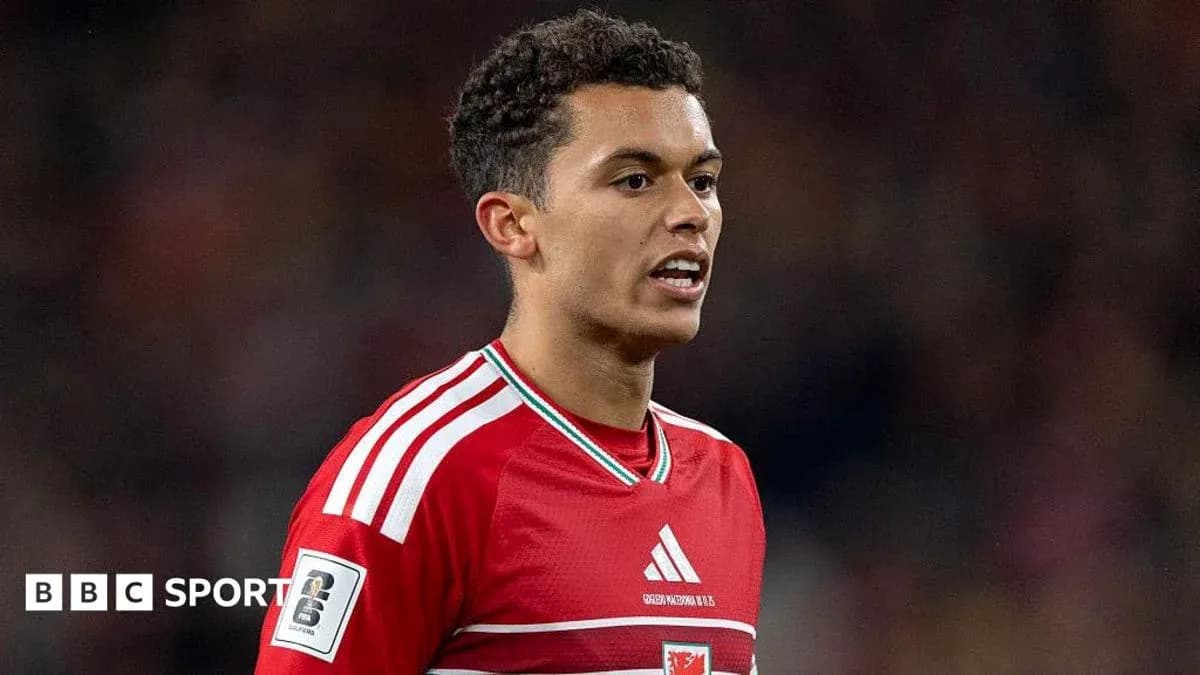 Jugador de fútbol con camiseta roja en el campo Jugador de fútbol con camiseta roja en el campo