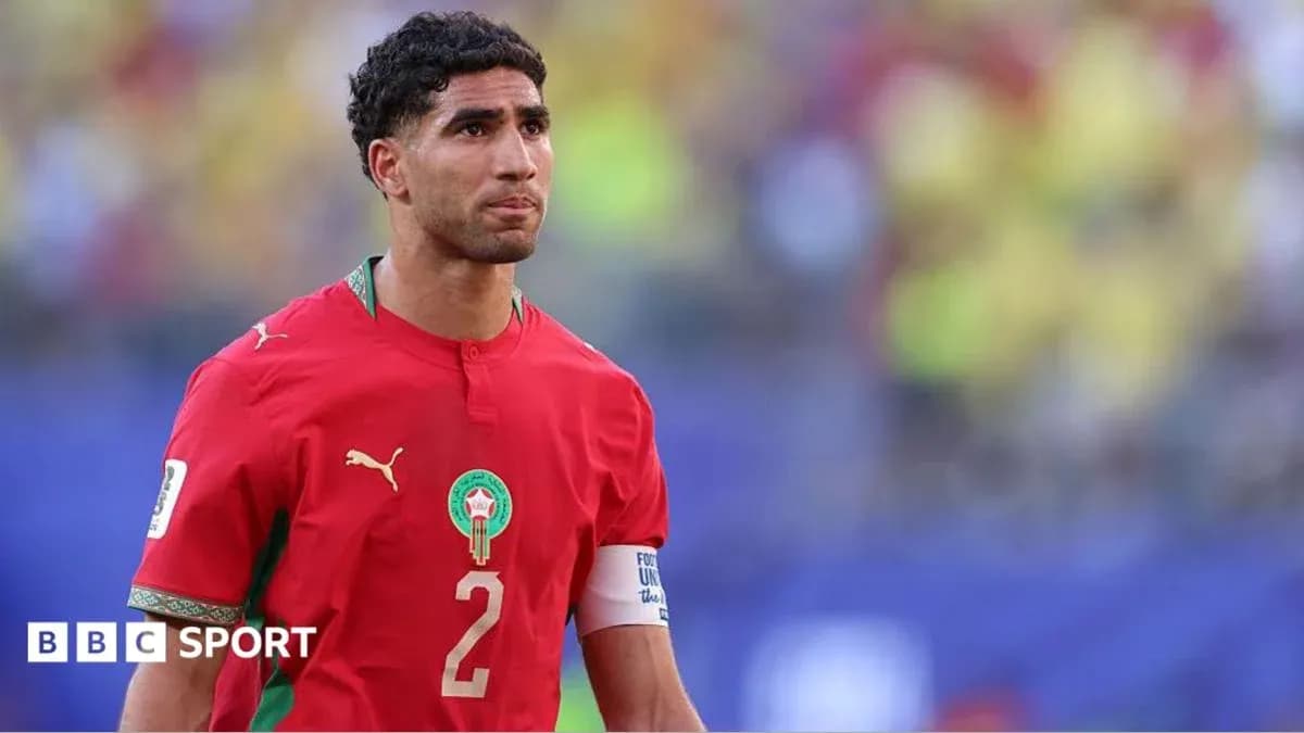 Jugador de Marruecos en uniforme rojo durante partido Jugador de Marruecos en uniforme rojo durante partido