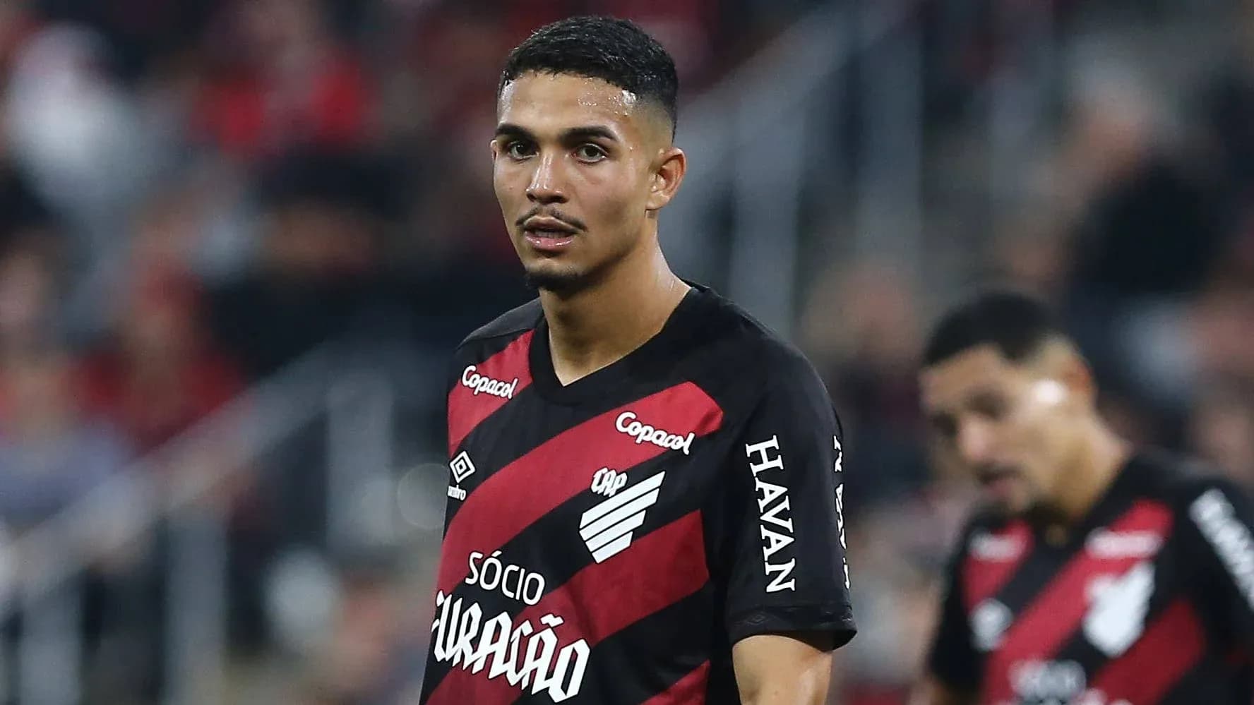 Jugador de Atlético Paranaense en el campo de juego Jugador de Atlético Paranaense en el campo de juego